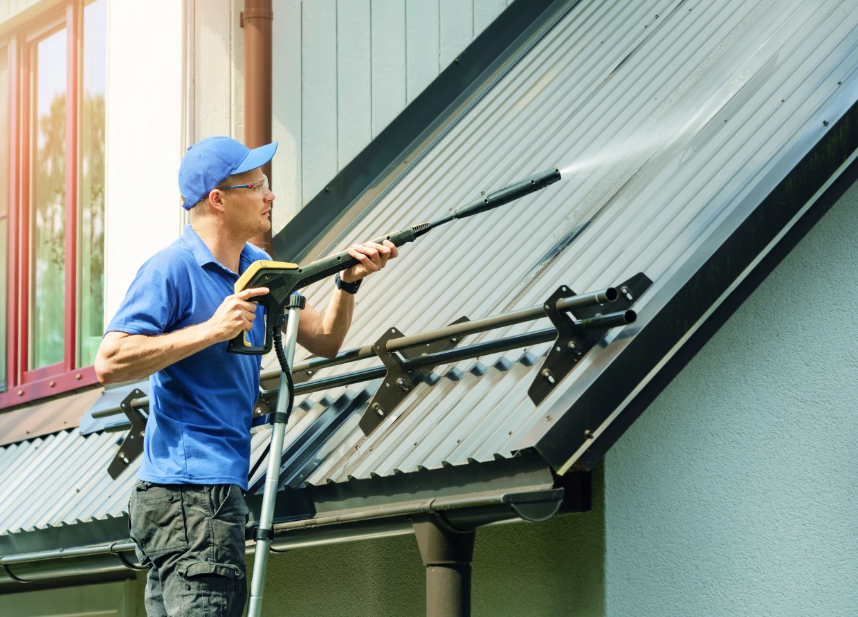 Roof maintenance using high-pressure water jet